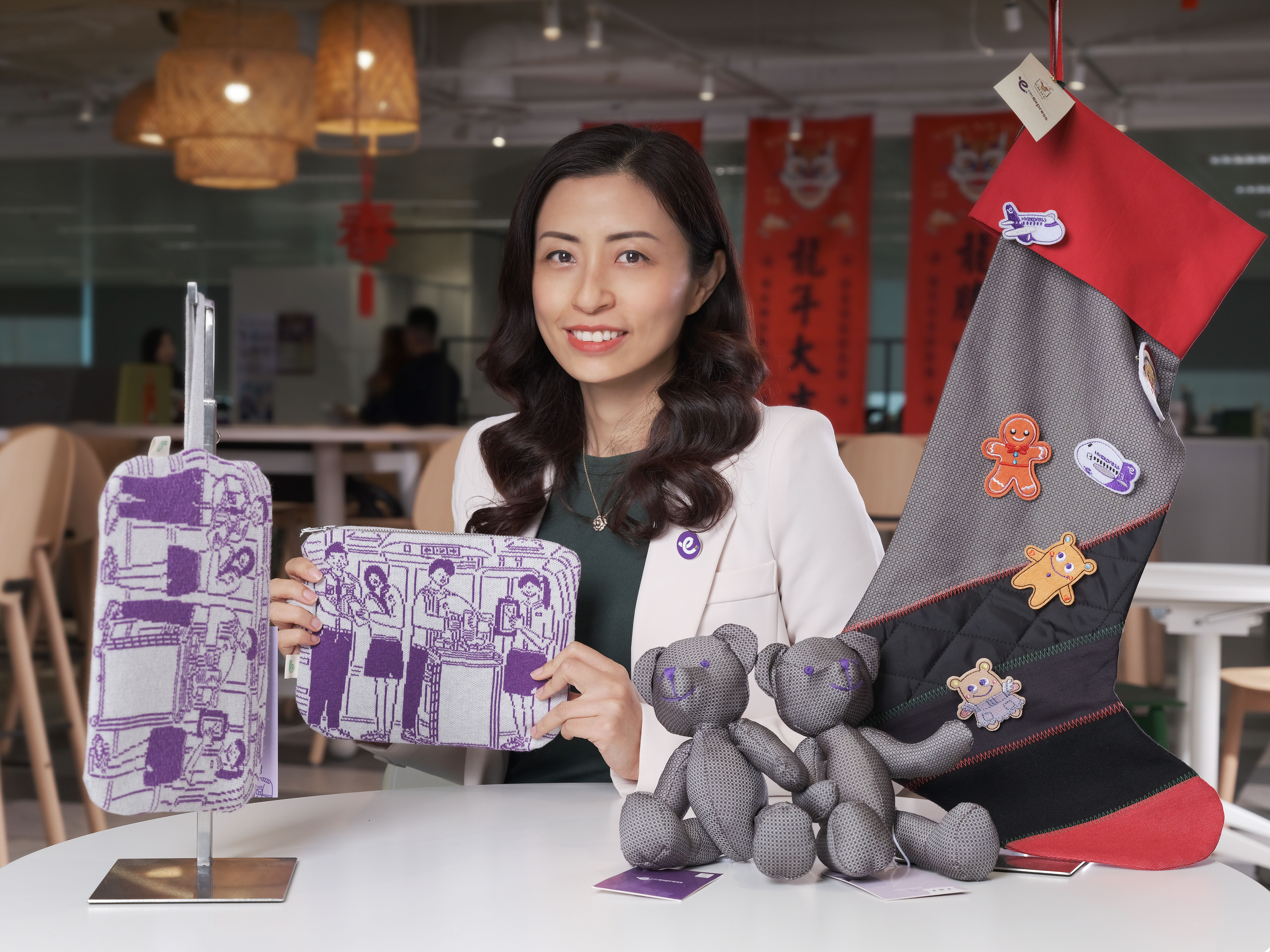 香港エクスプレス、「Moving Drawing」とコラボし 旧ユニフォームをアップサイクルしたトラベルポーチを制作