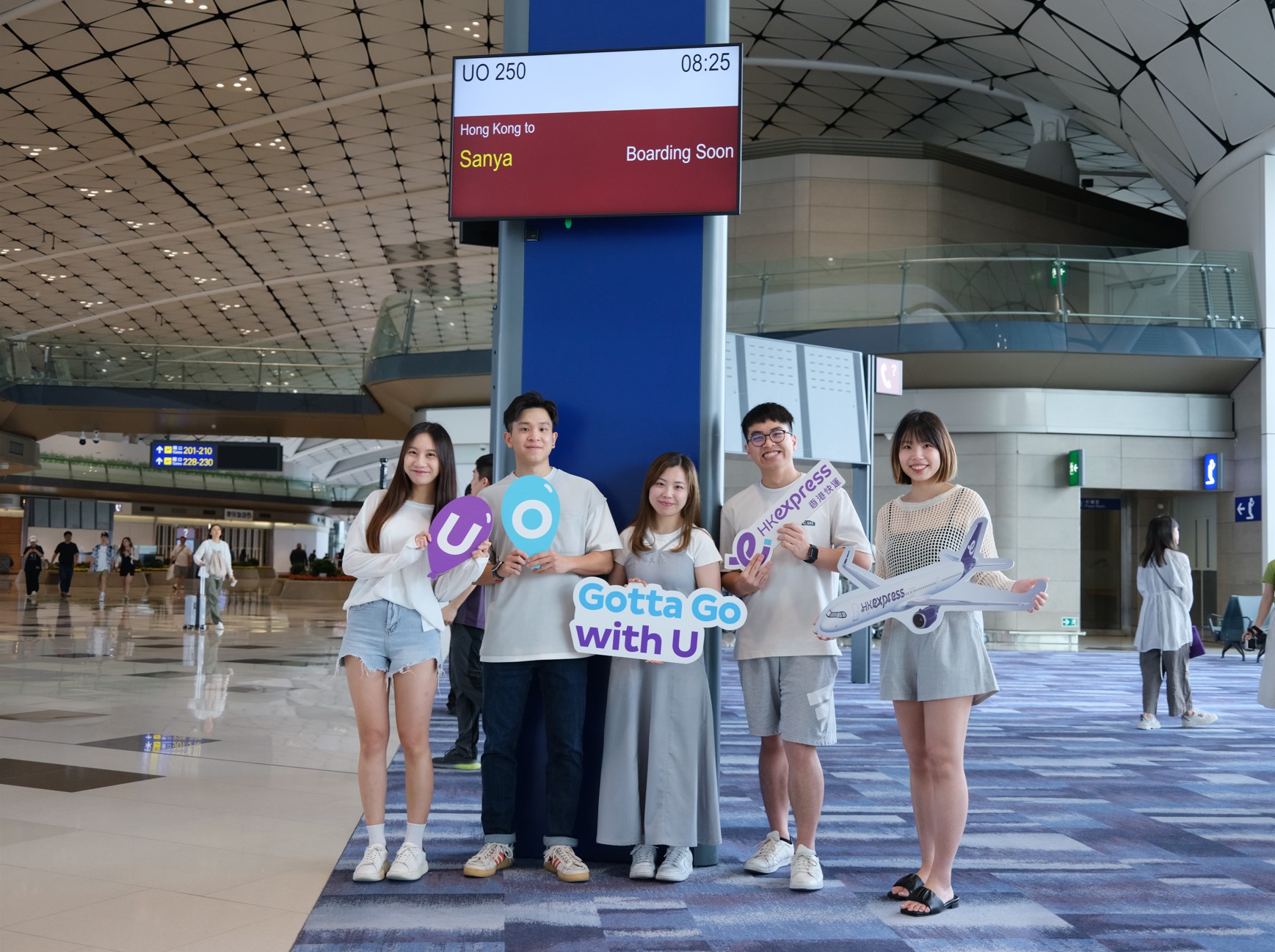passengers-on-the-inaugural-flight-to-sanya-took-photos-at-the-boarding-gate-02.jpg