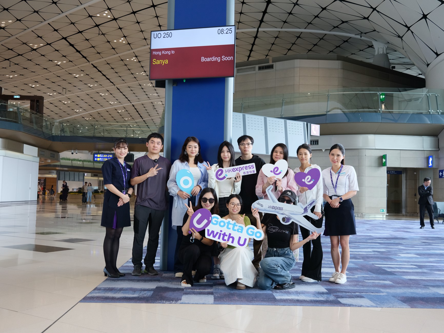 passengers-on-the-inaugural-flight-to-sanya-took-photos-at-the-boarding-gate-01.jpg