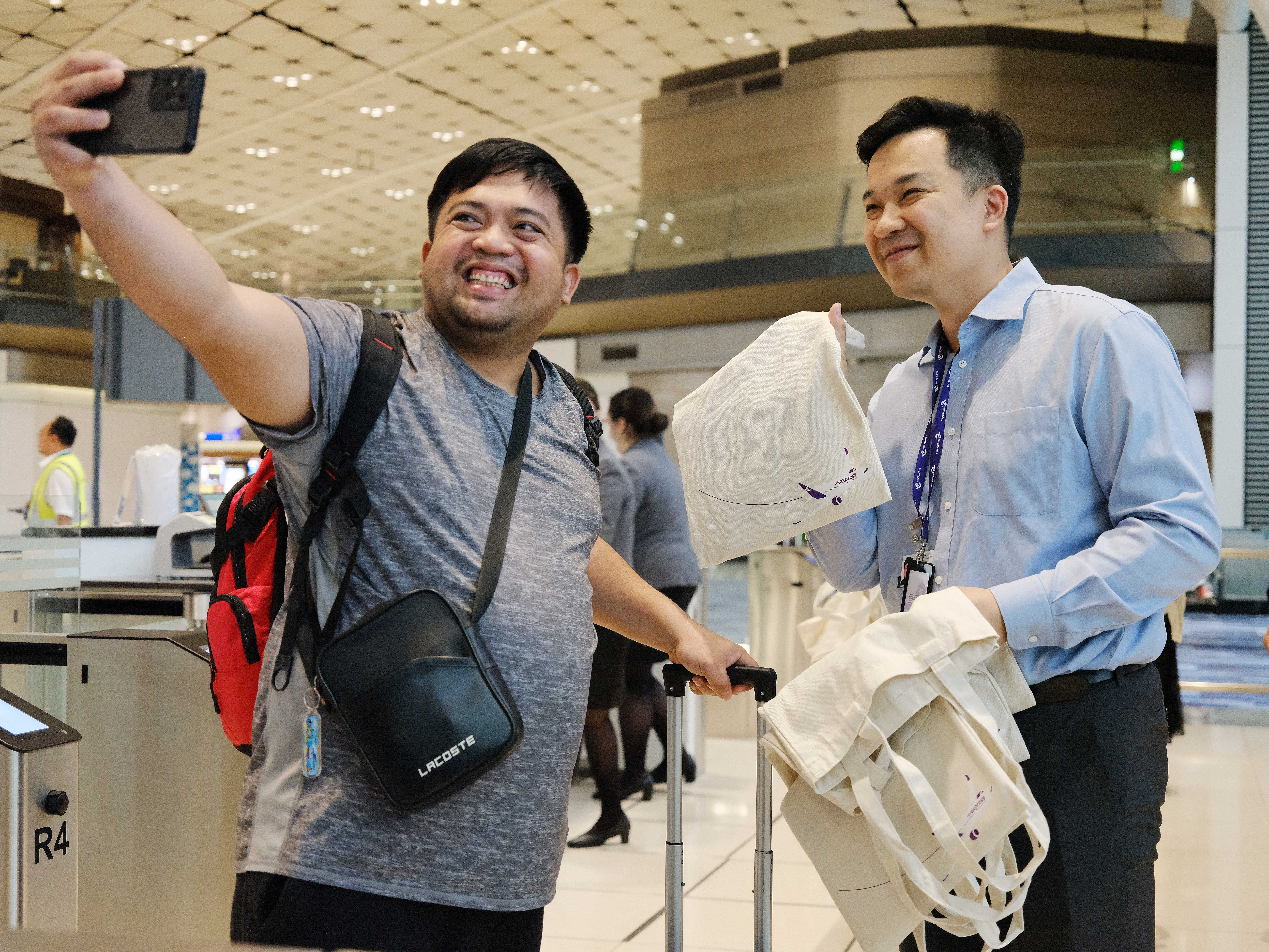 hk-express-management-team-distributed-souvenirs-to-inaugural-passengers.jpg