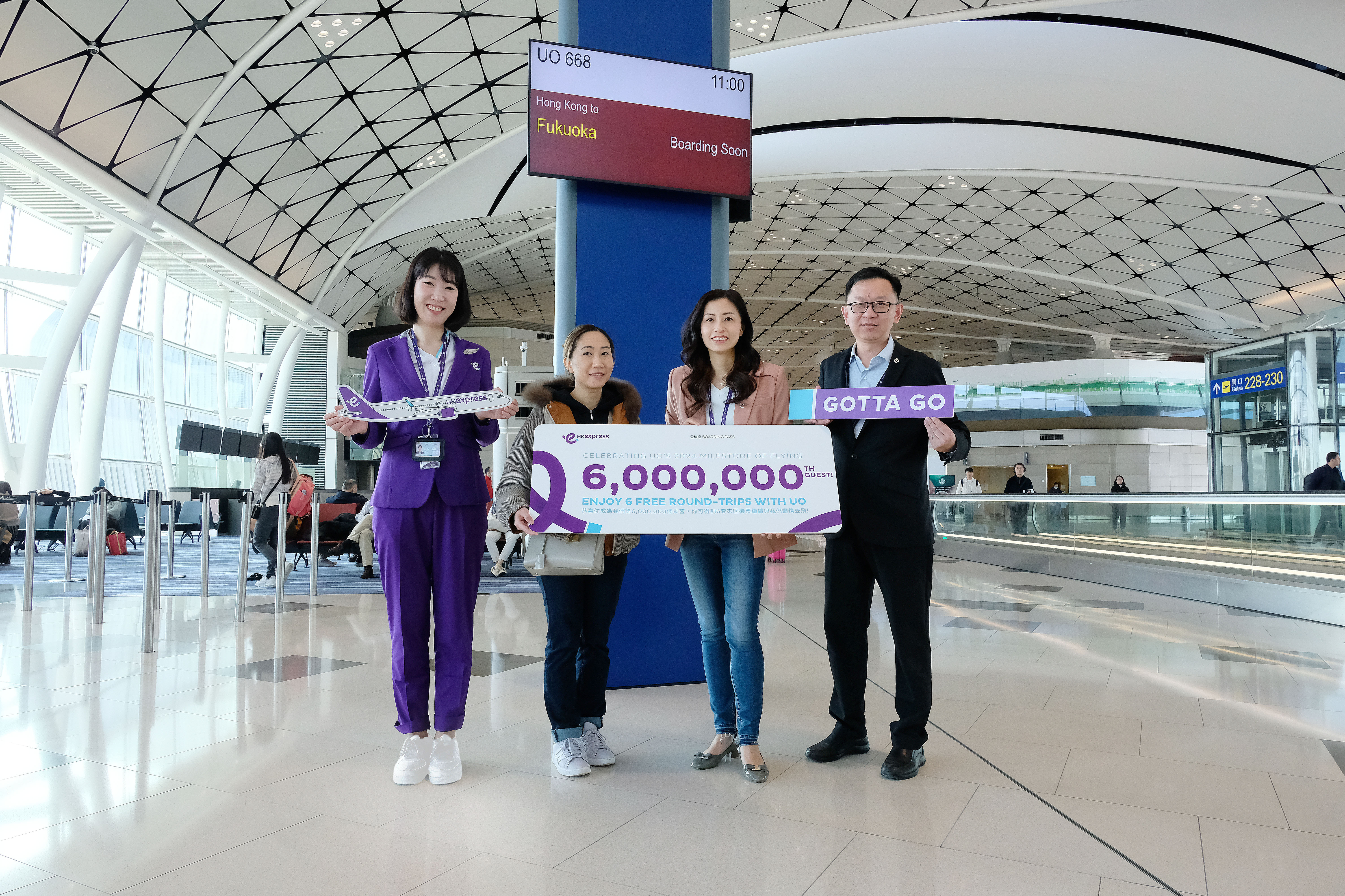 HK%20Express%20Management%20Team%20greeted%20the%20six%20millionth%20passenger%20at%20boarding%20gate_1.jpg